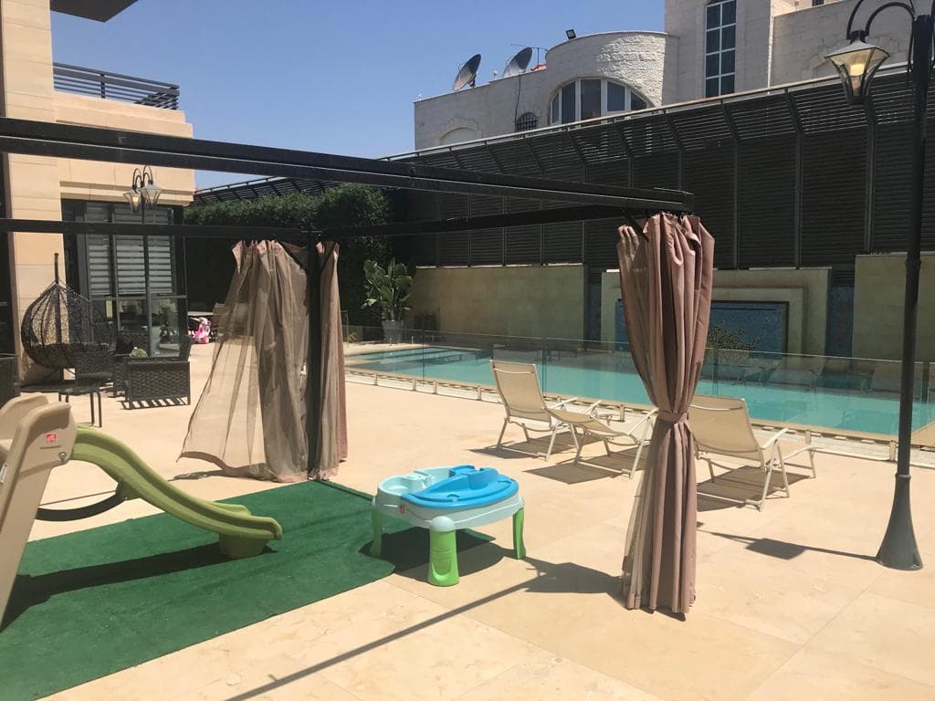 فيلا للبيع في طريق المطار