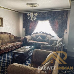 شقه سكنيه في شارع عبدلله غوشه للبيع