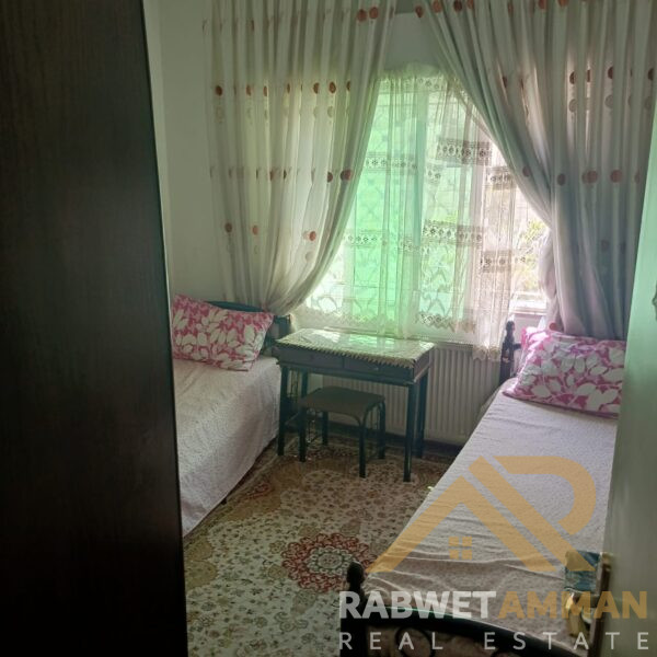 شقه سكنيه في جبل الحسين للبيع